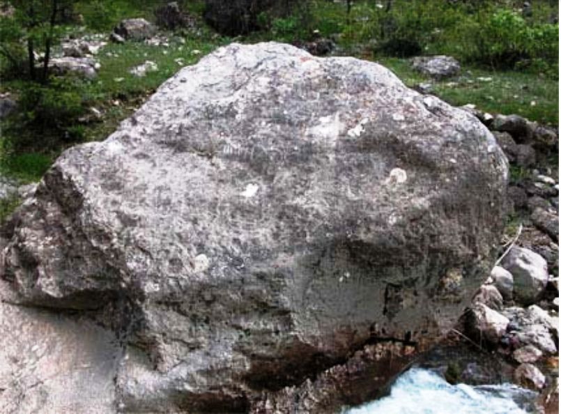 Dilli vadisindeki kaya üstü tasvirlerin ve damgaların bulunduğu kayanın görüntüleri 